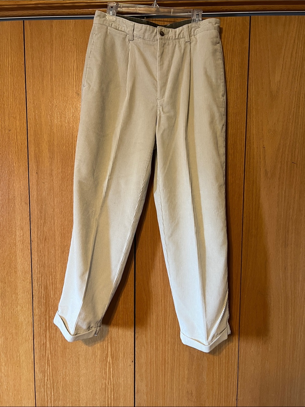 VTG Y2K Tommy Hilfiger cream, corduroy men’s pleated pants w/ pockets and cuffs